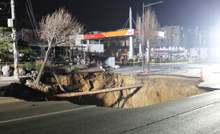 20-meter-wide sinkhole at intersection in Seoul