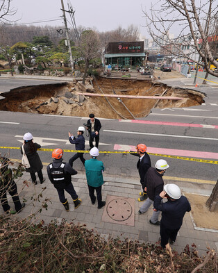 Sinkhole at intersection in Seoul
