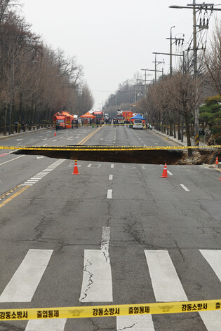 Sinkhole at intersection in Seoul