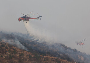 Helicopters extinguish wildfires
