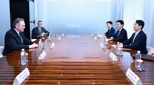 Industry minister meets Alaska Gov.