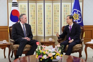 Acting President Han meets Alaska Gov.