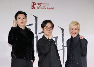 Press Conference Photos for Film 'The Old Woman With The Knife'