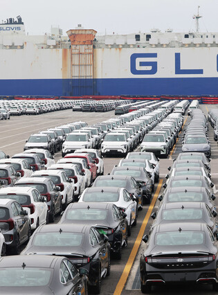 Trump announces 25 pct auto tariffs to take effect April 2