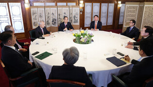 Acting president meets heads of industry bodies