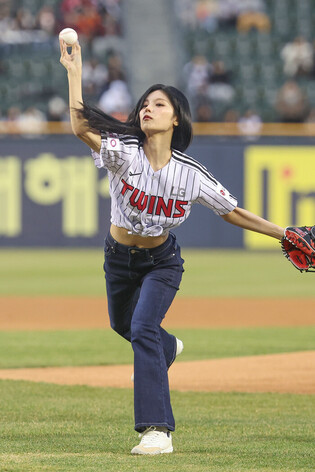 Ceremonial 1st pitch by ITZY's Yeji