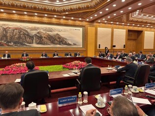 Samsung chief attends meeting hosted by China's Xi