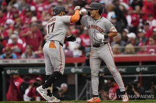 이정후, MLB 2025시즌 첫 경기서 볼넷 2개…9회 역전 시발점