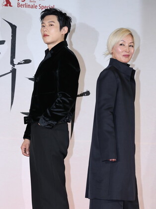 S. Korean actor Kim Sung-chul and actress Lee Hye-young