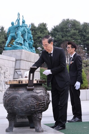 Anniv. of commemoration day for fallen naval heroes