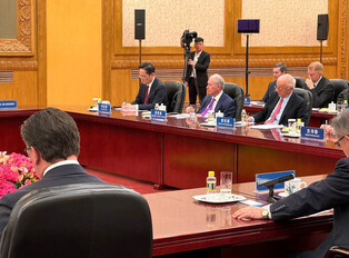 Samsung chief attends meeting hosted by China's Xi