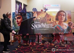 '백설공주' 흥행 실패…개봉 2주차 美박스오피스 1위 내줘
