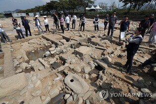 건물 북쪽 은밀한 곳에 자리한 석조시설…신라인들의 화장실?