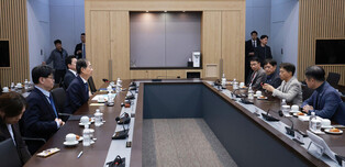 Acting president visits SK hynix