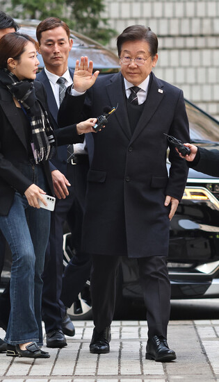 Opposition leader at court