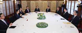 Acting president attends meeting on economic security strategies