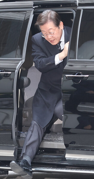 Opposition leader at court