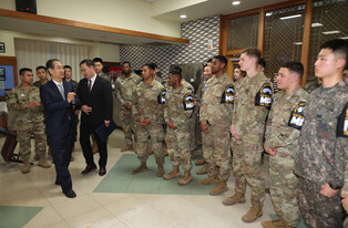 Acting president tours JSA