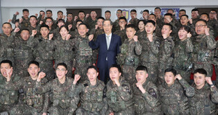Acting president visits front-line Army unit