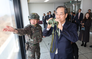 Acting president visits front-line Army unit