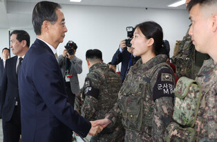 Acting president visits front-line Army unit