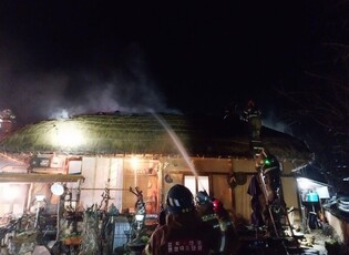 하회마을 내 초가집 2채 지붕 불…"굴뚝으로 불씨 튄듯"(종합)