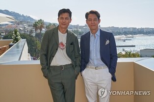 A-listers Lee Jung-jae, Jung Woo-sung meet Chinese entertainment officials in Beijing
