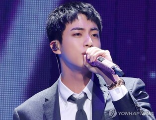 BTS 진, 산불 피해 지역서 배식 봉사…"작은 도움이라도"
