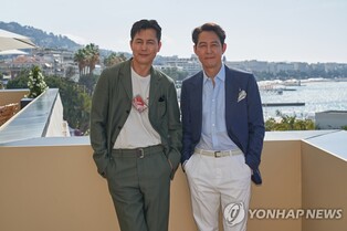 A-listers Lee Jung-jae, Jung Woo-sung meet Chinese entertainment officials in Beijing