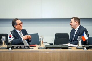 Top diplomats of S. Korea, Czech Republic meet