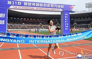 (LEAD) N. Korea hosts 1st Pyongyang marathon in 6 yrs
