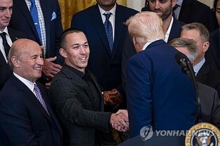 LA다저스 만난 트럼프, 한국계 에드먼에 "시리즈 MVP…재능많아"
