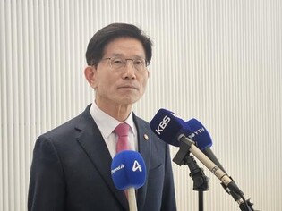 Labor minister to resign to run for president