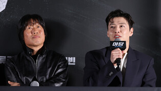 S. Korean actors Kang Ha-neul and Yoo Hae-jin