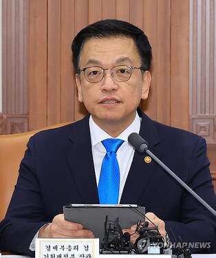 Finance minister pledges swift support amid economic difficulties, U.S. tariff threats