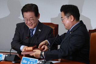 Opposition leader resigns from party chairmanship