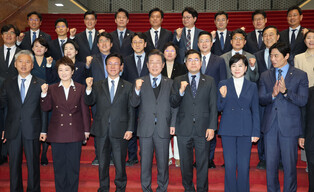 Opposition leader resigns from party chairmanship