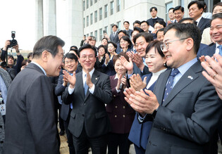 Opposition leader resigns from party chairmanship