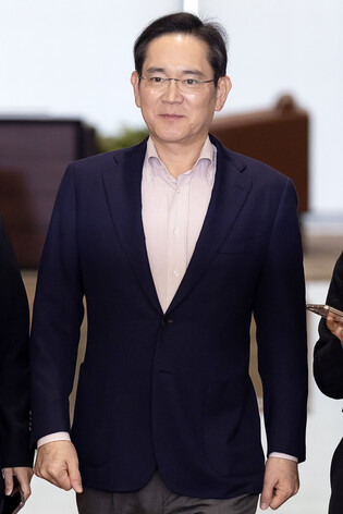 Samsung chief returns from business trip to Japan