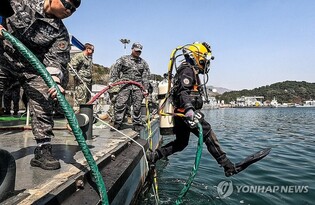 S. Korea, U.S. stage joint naval salvage exercise along southern coast