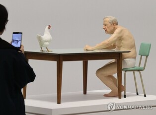 Ron Mueck's hyper-realistic sculptures arrive in Asia with vertical 'Mass'