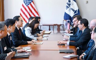 Trade minister meets senior U.S. commerce officials