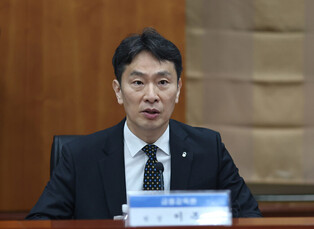 Financial watchdog chief meets heads of asset management firms