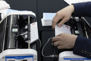 Demonstration of ballot counting