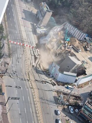 (LEAD) Tunnel construction site in Gwangmyeong collapses; 2 workers unreachable