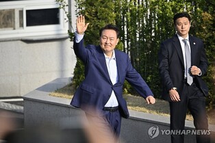 (LEAD) Ex-president Yoon moves to private home 1 week after ouster