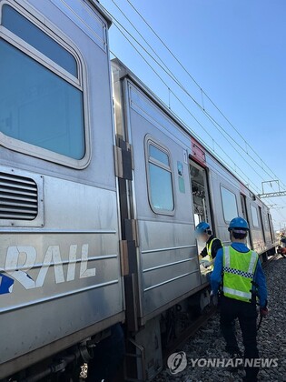 (LEAD) Train makes emergency stop in Paju after issue on tracks; investigation under way