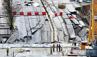 (LEAD) Rescuers resume search for missing worker at collapsed subway construction site in Gwangmyeong