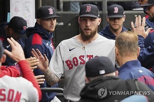 MLB 보스턴 크로셰, 친정팀 상대로 8회 1아웃까지 무안타 행진
