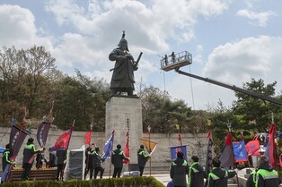 아산시, 신정호 공원서 '이순신 장군 동상 친수식' 거행